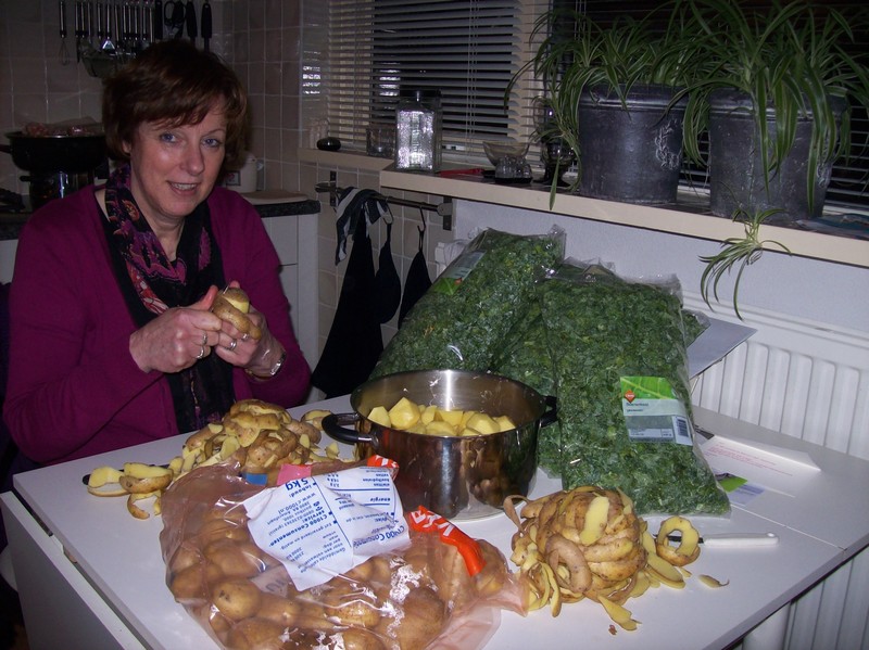 Thea bezig met de boerenkool voor 10 man!